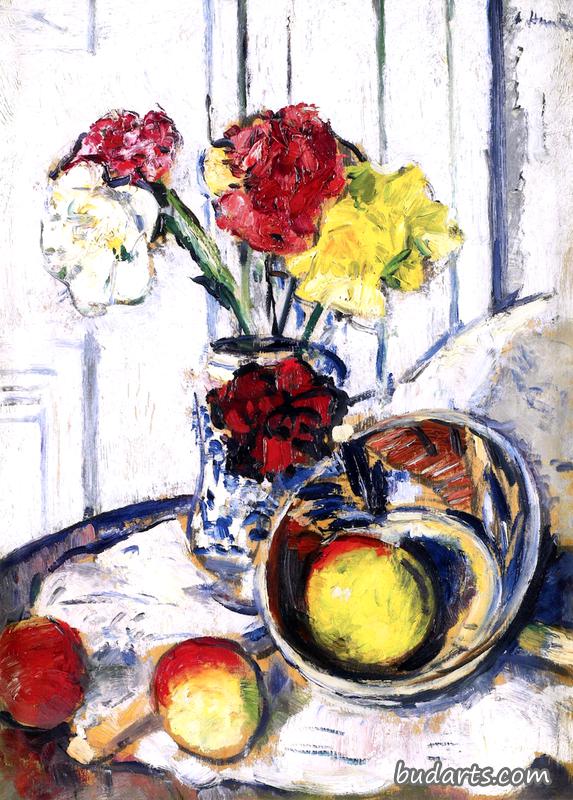 蓝色花瓶里的苹果和鲜花的静物画