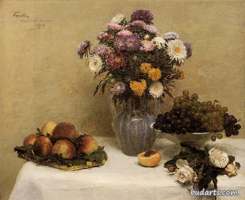白玫瑰，花瓶里的菊花，白桌布桌上的桃子和葡萄