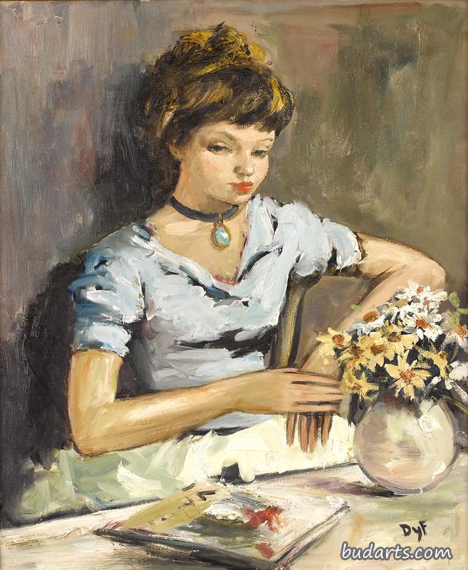 小女孩坐在一张有花的桌子旁