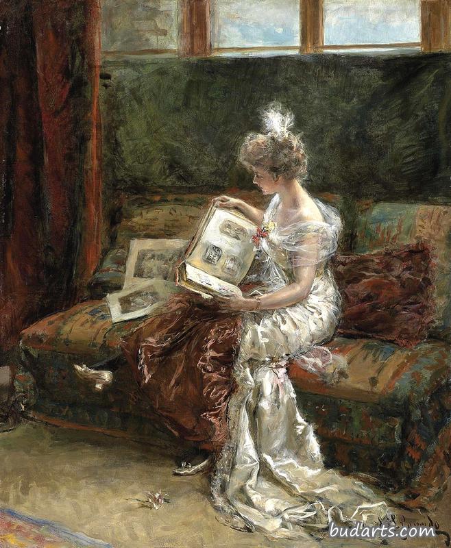 莱昂尼·加里多，这位艺术家的妻子，正在看一本画册