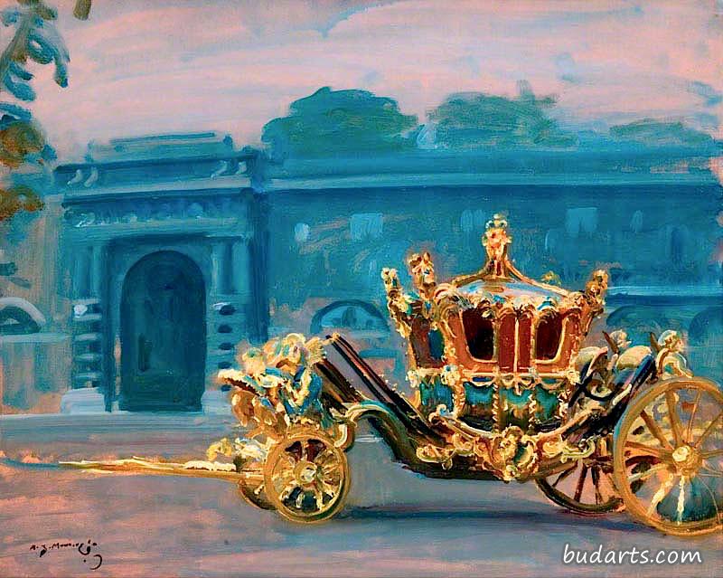 镀金的马车，在灰暗的天气里画在宫殿的院子里