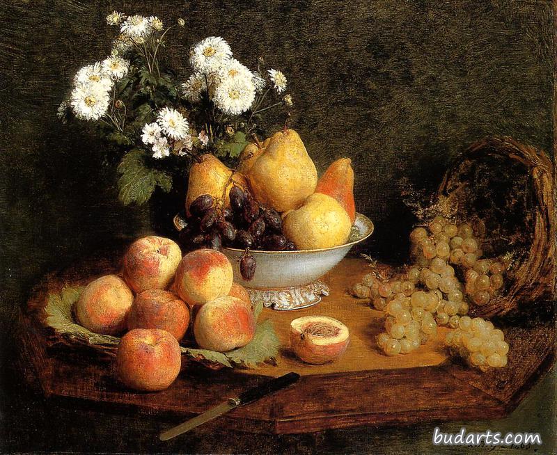 桌子上的花和水果