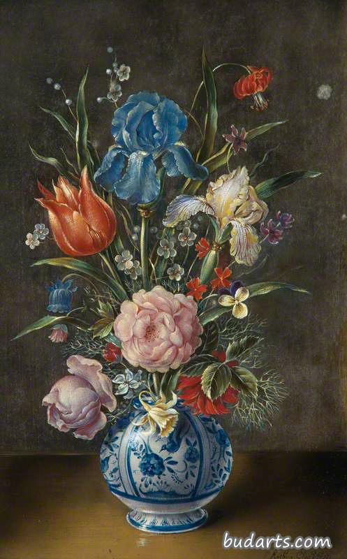 德尔夫特花瓶里的春天花朵：鸢尾花、玫瑰和郁金香