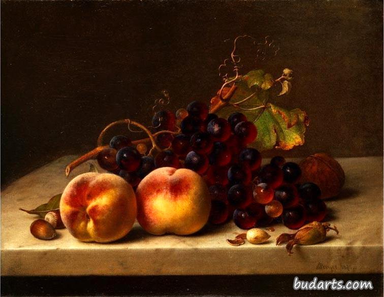 桃子、葡萄和坚果的静物生活