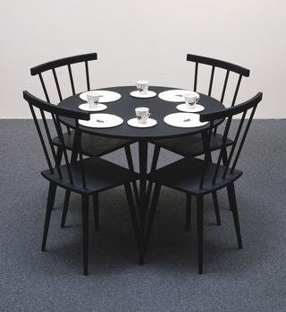 带餐具的黑桌子