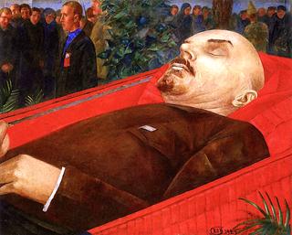 在列宁的棺材旁边