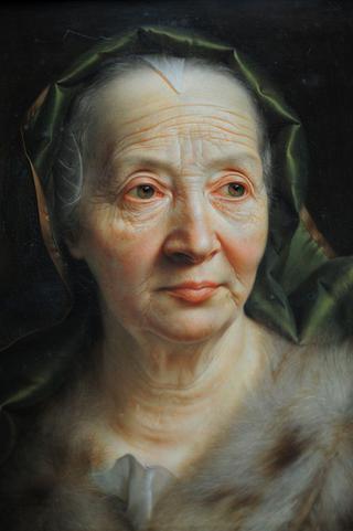 一位戴绿领巾的老妇人的画像