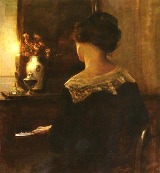 A lady playing the piano