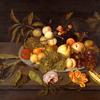 瓷碗里有苹果、梨、葡萄和其他水果的静物画