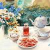 带瓷器、鲜花和馅饼的花园餐桌