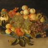 用青花瓷碗盛着黑莓、苹果、桃子和梨的静物画